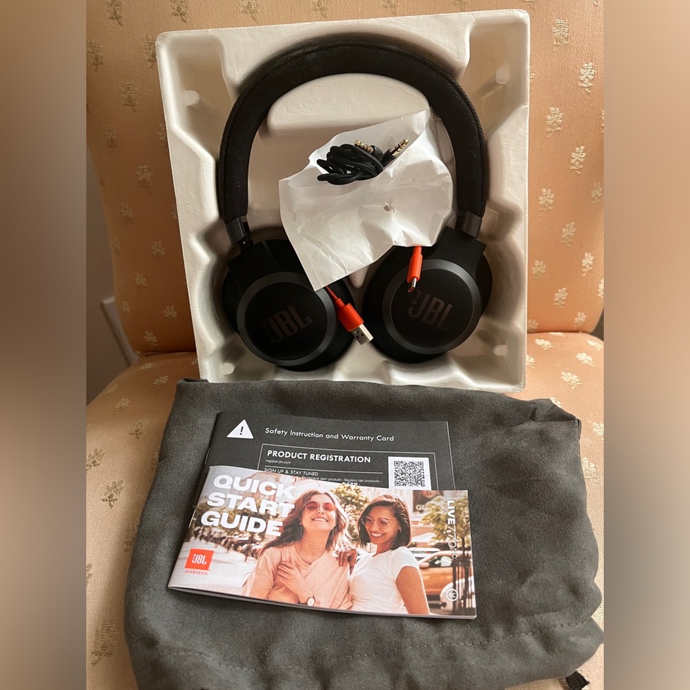 New JBL Live770nc True adaptive noise canceling headphones - Picture 4 of 5
